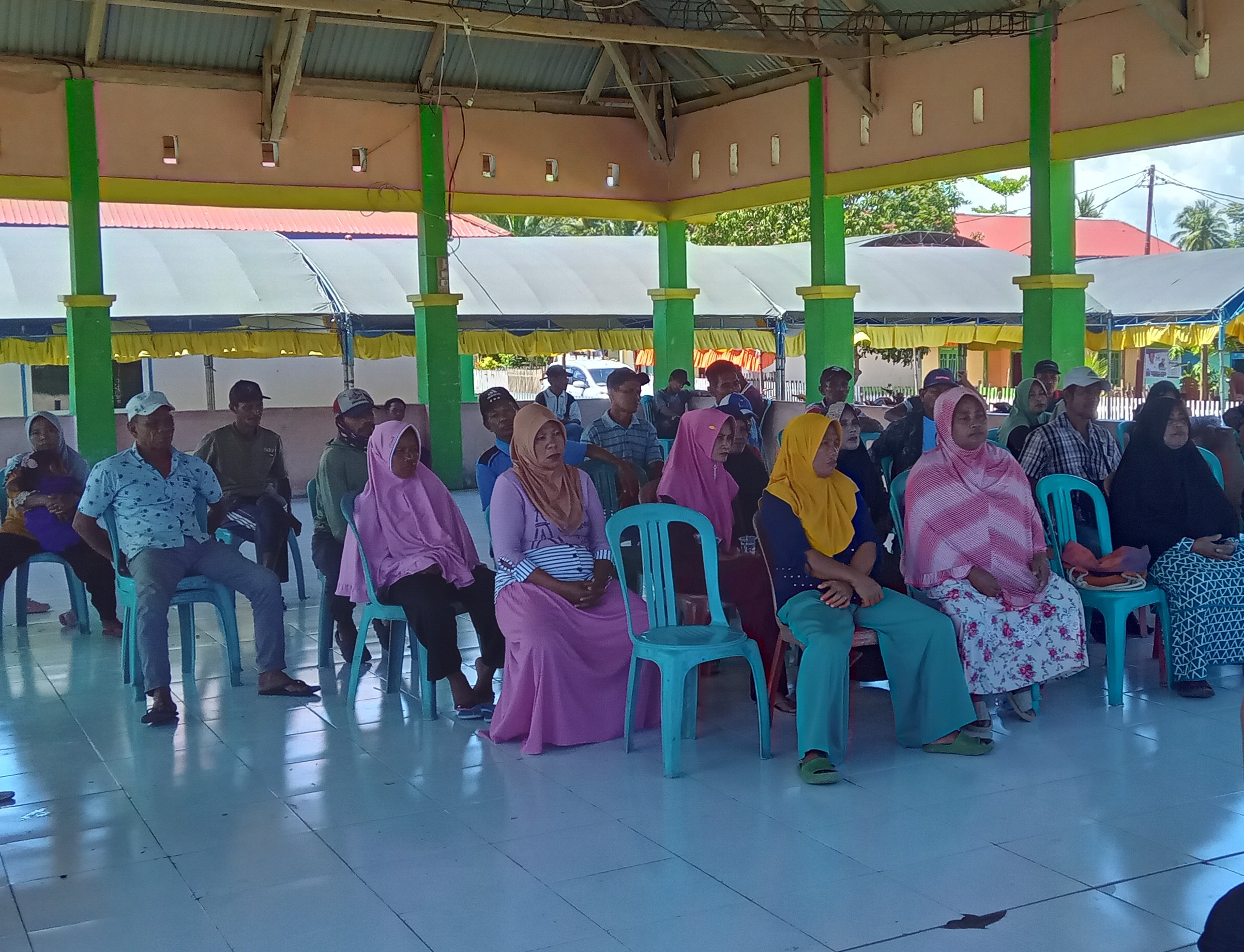 Petani Sawit di Kabupaten Buol yang tergabung dalam Forum Petani Plasma Buol sedang mengikuti rapat. (Foto: milik Forum Petani Plasma Buol)