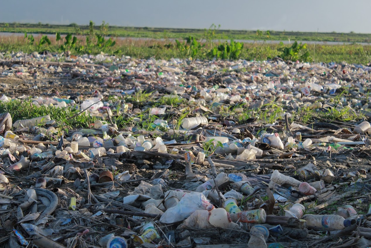 Kondisi Danau Limboto Gorontalo tercemar sampah plastik yang diduga kuat berasal dari sampah rumah tangga warga sekitar/Hibata.id