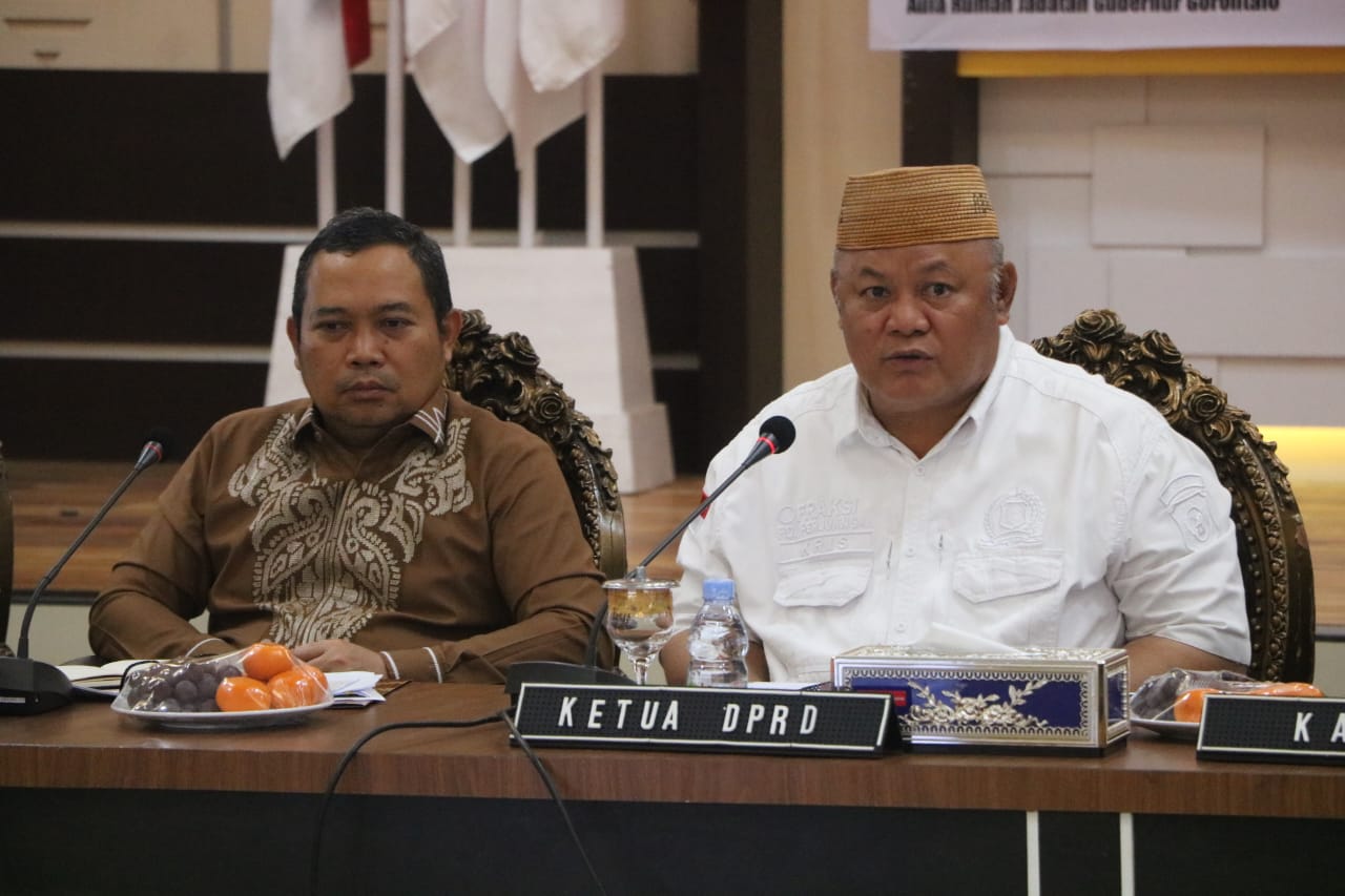 Wakil ketua DPRD Provinsi Gorontalo, Mohamad Kris Wartabone (Putih) saat menyampaikan sorotannya terhadap penambang pendatang dalam rapat Forkopimda beberapa waktu lalu. (Humas DPRD Provinsi Gorontalo)