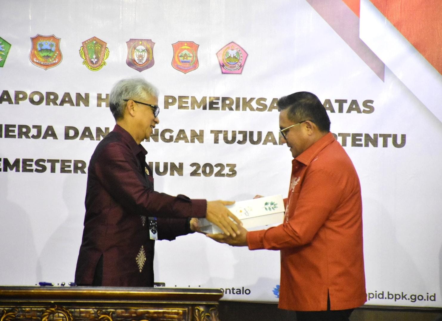 Wali Kota Gorontalo, Marten Taha, saat menerima dokumen LHP Semester II tentang belanja daerah tahun 2022-2023, di Kantor BPK RI Perwakilan Provinsi Gorontalo. (Foto: Humas Pemkot Gorontalo)