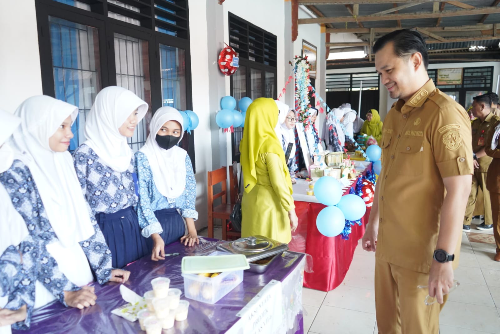 Wakil Wali Kota Gorontalo, Ryan Kono saat melakukan kunjungan kerja di lembaga pendidikan di SLTP pada Selasa (16/1/2024). (Foto: Humas Pemkot Gorontalo)