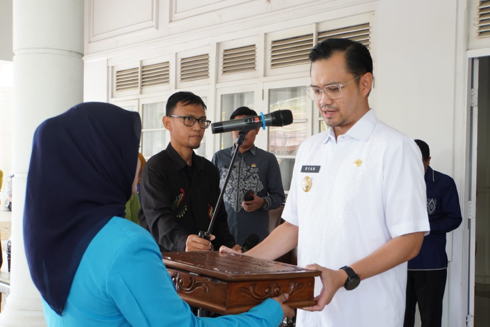 Wakil Wali Kota Gorontalo, Ryan Kono saat menerima duplikat bendera pusaka. (Foto: Humas Pemkot Gorontalo) 