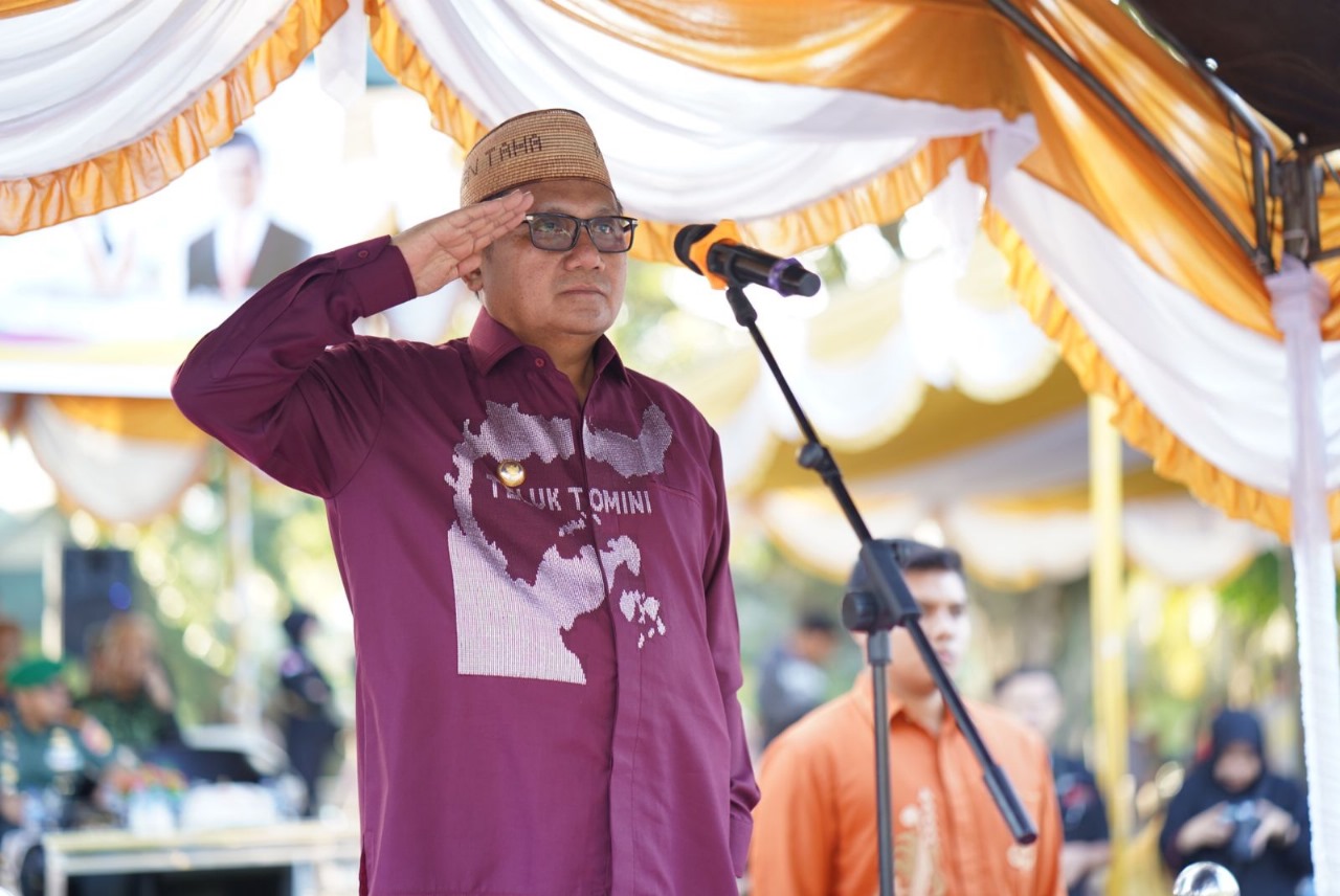 Wali Kota Gorontalo, Marten Taha saat mengikuti upacara untuk memperingati hari patriotik 23 Januari. (Foto: Humas Pemkot Gorontalo)
