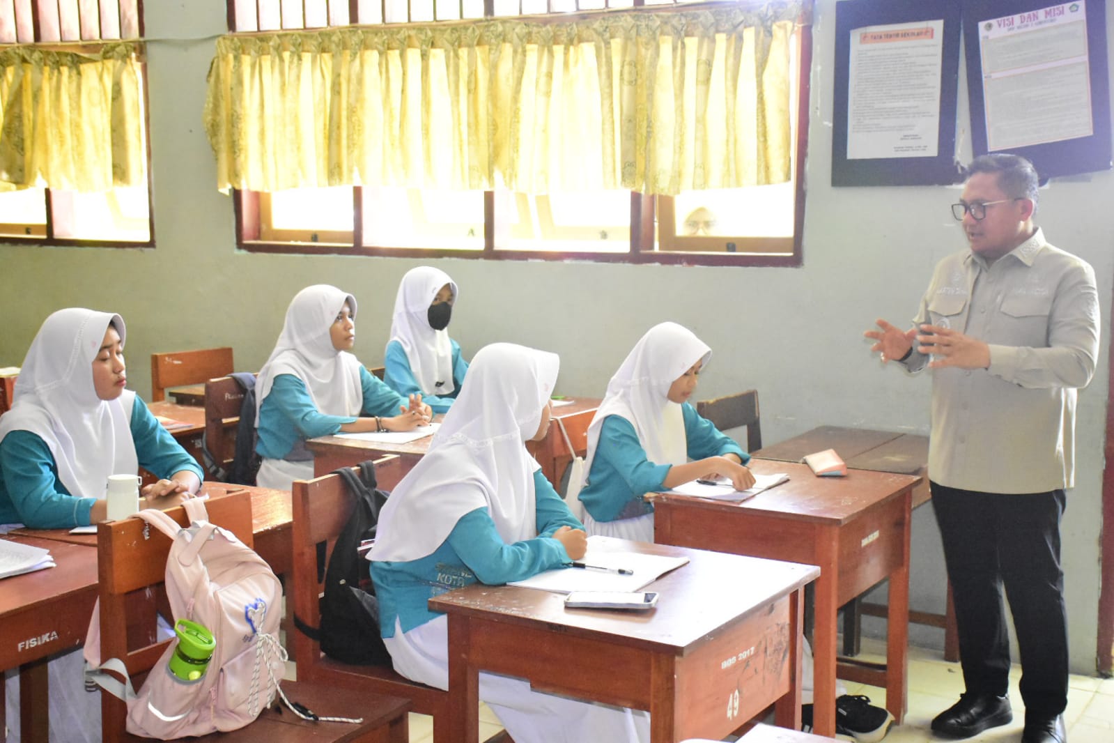 Wali Kota Gorontalo, Marten Taha saat memantau proses belajar mengajar di beberapa sekolah yang menjadi bagian tanggung jawab dari Pemerintah Kota Gorontalo. (Foto: Humas Pemkot Gorontalo) 