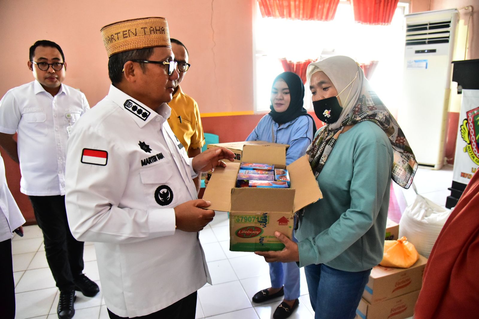 Wali Kota Gorontalo, Marten Taha saat memberikan bantuan kepada masyarakat. (Foto: Humas Pemkot Gorontalo)