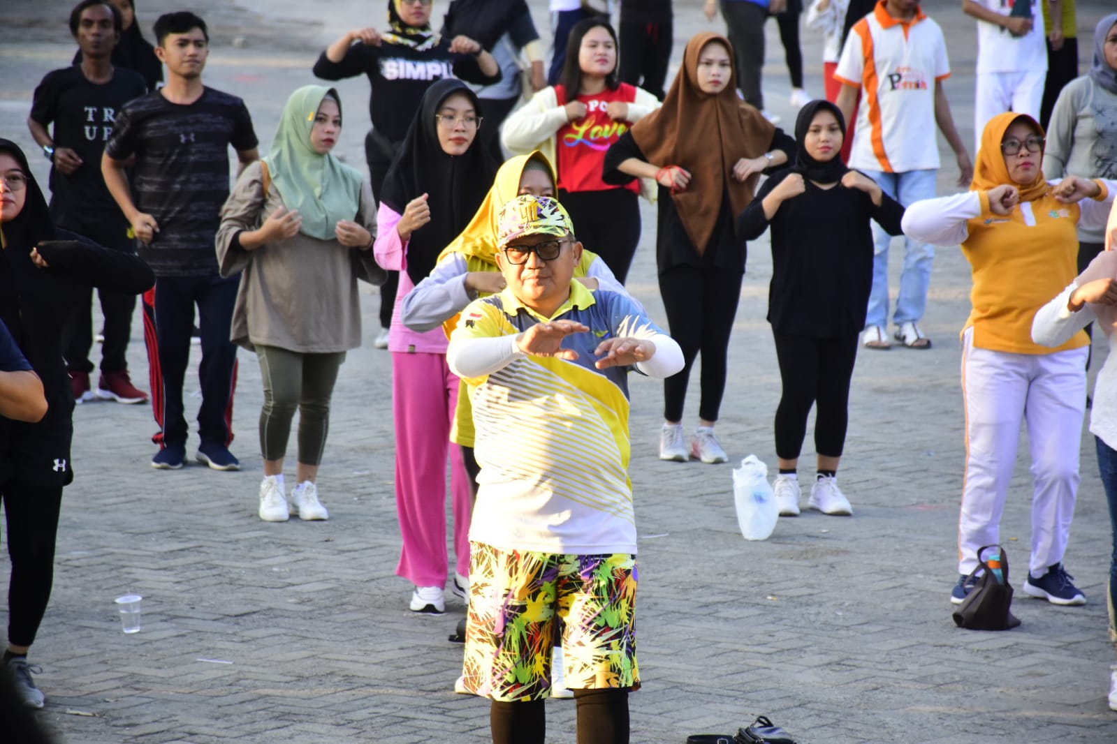Wali Kota Gorontalo, Marten Taha menghadiri kegiatan senam sehat bersama petugas Pemilu di Kota Gorontalo, Jumat pagi (9/2/2024) di Lapangan Taruna Remaja. (Foto: Humas Pemkot Gorontalo)