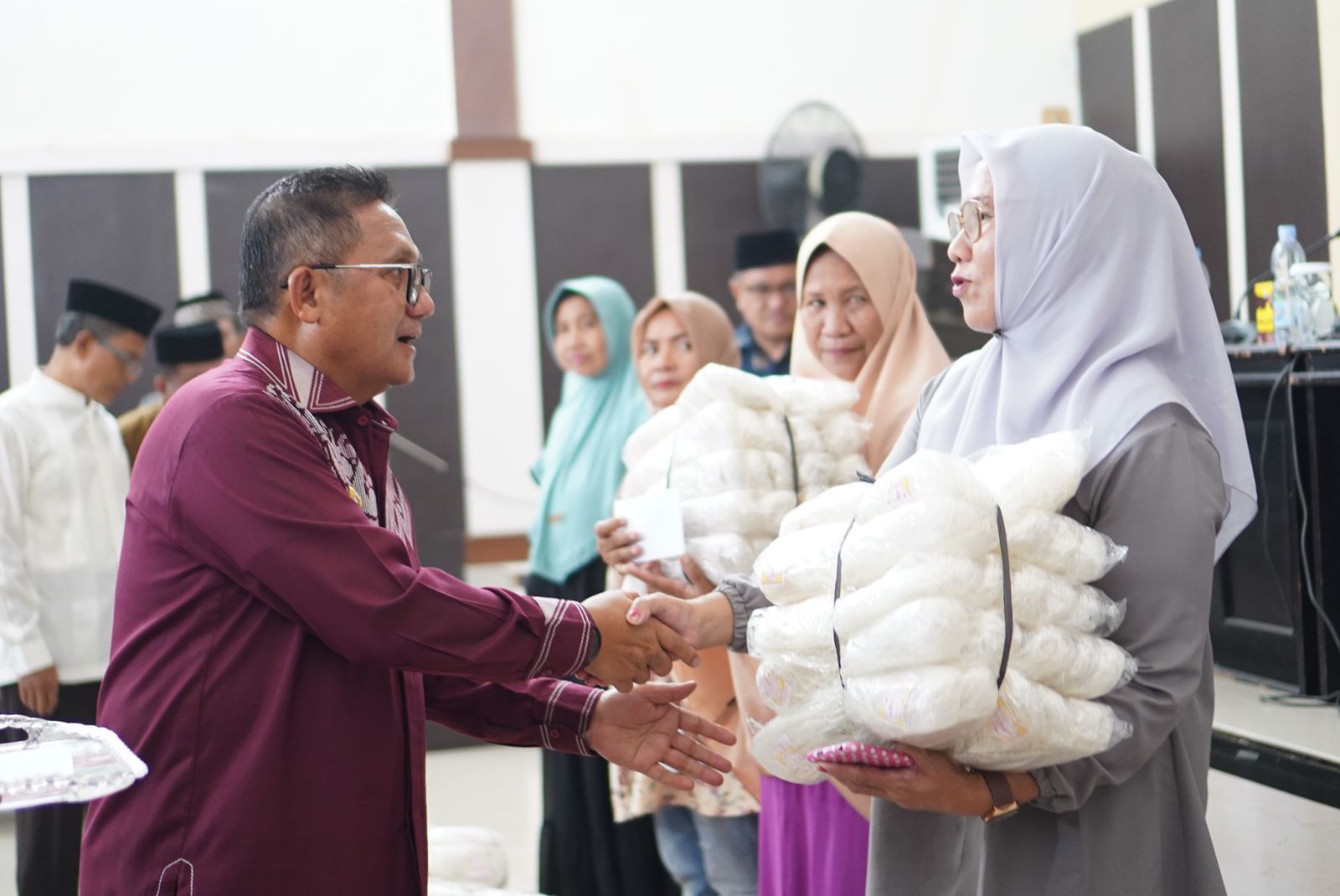 Wali Kota Gorontalo, Marten Taha saat menyerahkan secara simbolis menyalurkan bantuan kepada 106 pelaku usaha penjual nasi kuning dan gorengan. (Foto: Humas Pemkot Gorontalo)