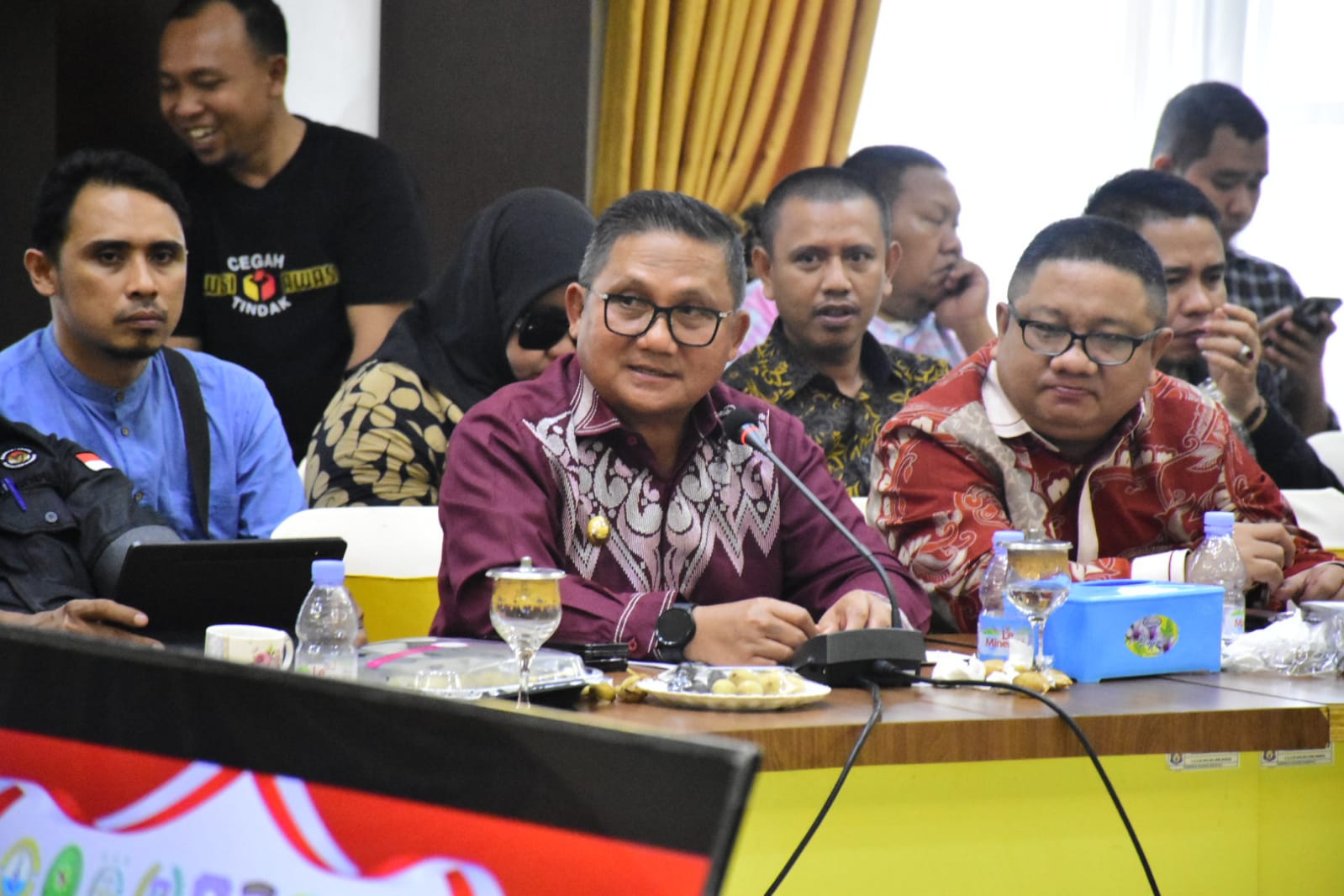 Wali Kota Gorontalo Marten Taha saat menghadiri rapat forum koordinasi pimpinan daerah (Forkopimda). (Foto: Humas Pemkot Gorontalo)