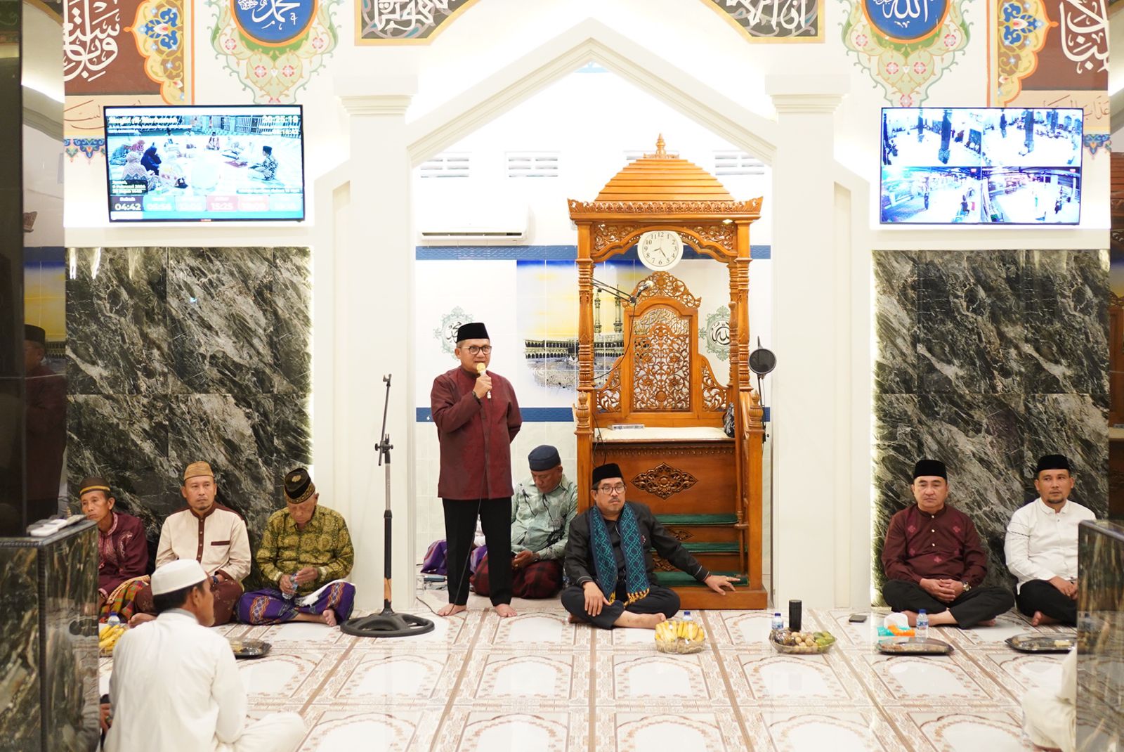 Wali Kota Gorontalo, Marten Taha saat menghadiri peringatan Isra Miraj yang dirangkaikan dengan peresmian hasil renovasi masjid Al-Marhamah. (Foto: Humas Pemkot Gorontalo)
