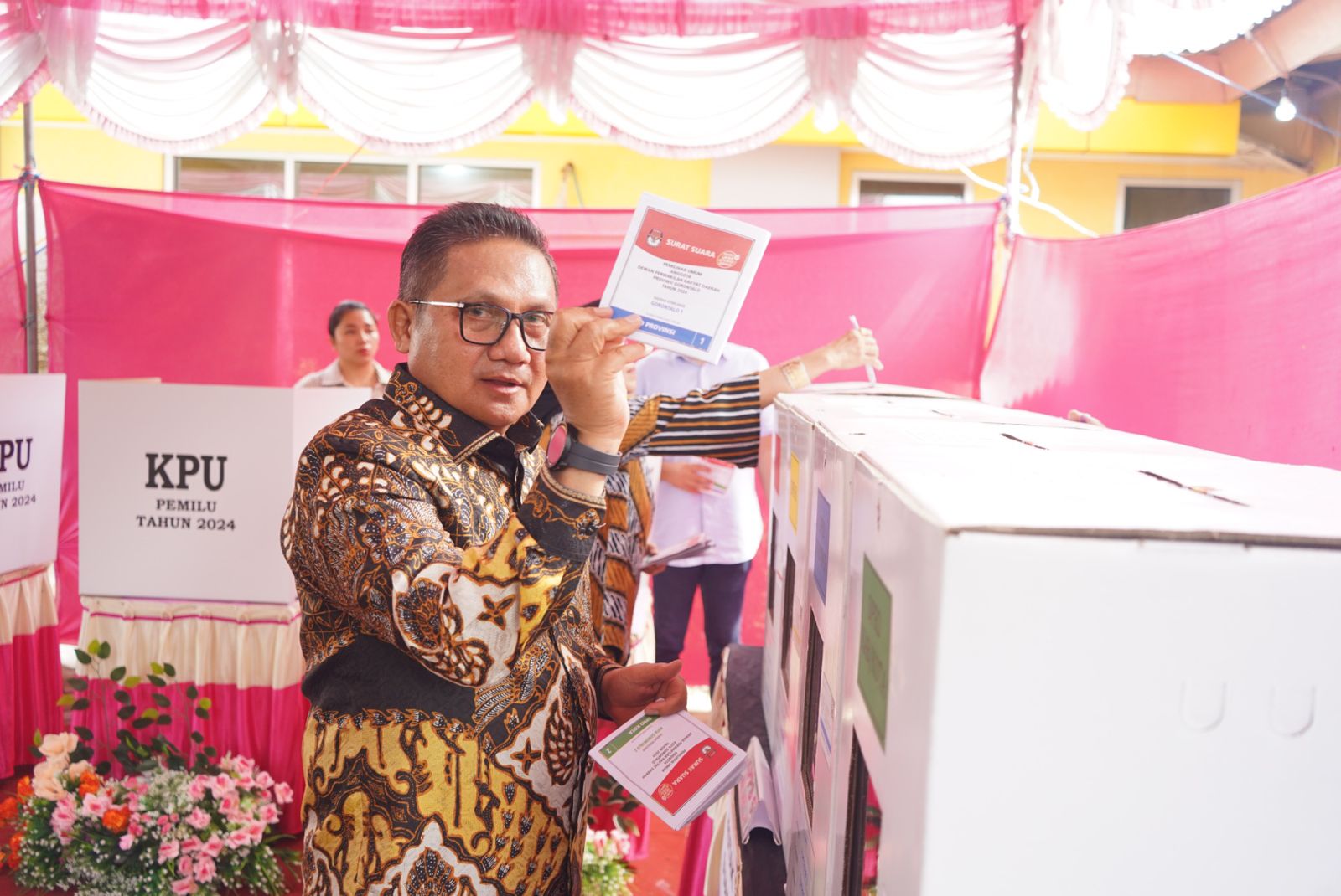 Wali Kota Gorontalo, Marten Taha menyalurkan hak suaranya di TPS 3, Kelurahan Huangobotu, Kecamatan Dungingi, Kota Gorontalo. (Foto: Humas Pemkot Gorontalo)