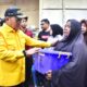 Wali Kota Gorontalo, Marten Taha saat menyerahkan bantuan kepada korban kebakaran yang terjadi di Kelurahan Heledulaa Utara, Kecamatan Kota Timur. (Foto: Humas Pemkot Gorontalo)