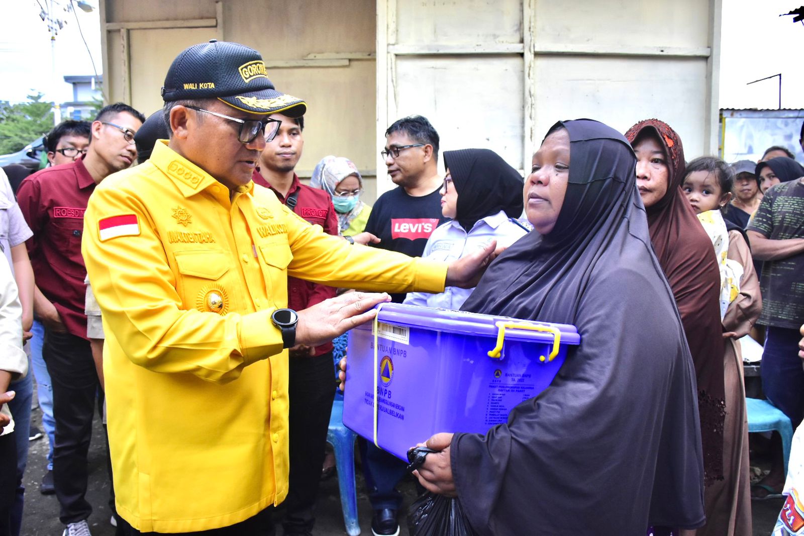 Wali Kota Gorontalo, Marten Taha saat menyerahkan bantuan kepada korban kebakaran yang terjadi di Kelurahan Heledulaa Utara, Kecamatan Kota Timur. (Foto: Humas Pemkot Gorontalo)