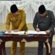 Penandatanganan yang dilakukan oleh Penjabat Gubernur Gorontalo, Ismail Pakaya, bersama Ketua DPRD, Paris RA Jusuf terkait kesepakatan substasi Rancangan Peraturan Daerah tentang Rencana Tata Ruang Wilayah (RTRW) tahun 2024-2043, bertempat di ruang sidang DPRD, Senin (19/2/2024). (Foto – Fadil)