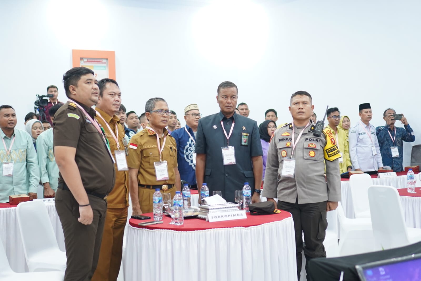 Sekretaris Daerah (Sekda) Kota Gorontalo saat menghadiri rapat pleno yang diselenggarakan KPU Kota Gorontalo terkait proses rekapitulasi perolehan suara. (Foto: Humas Pemkot Gorontalo)