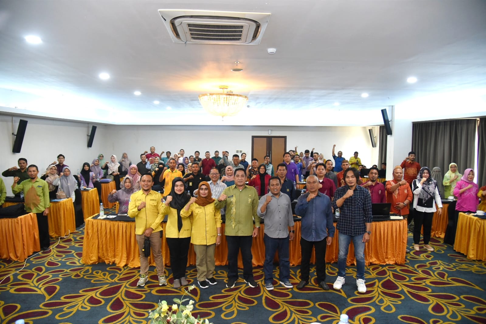 Foto bersama pada penutupan Bimtek PPID di Hotel Sutan Raja Kotamobagu, Sulawesi Utara, Kamis (29/2/2024). (Foto : Nova)