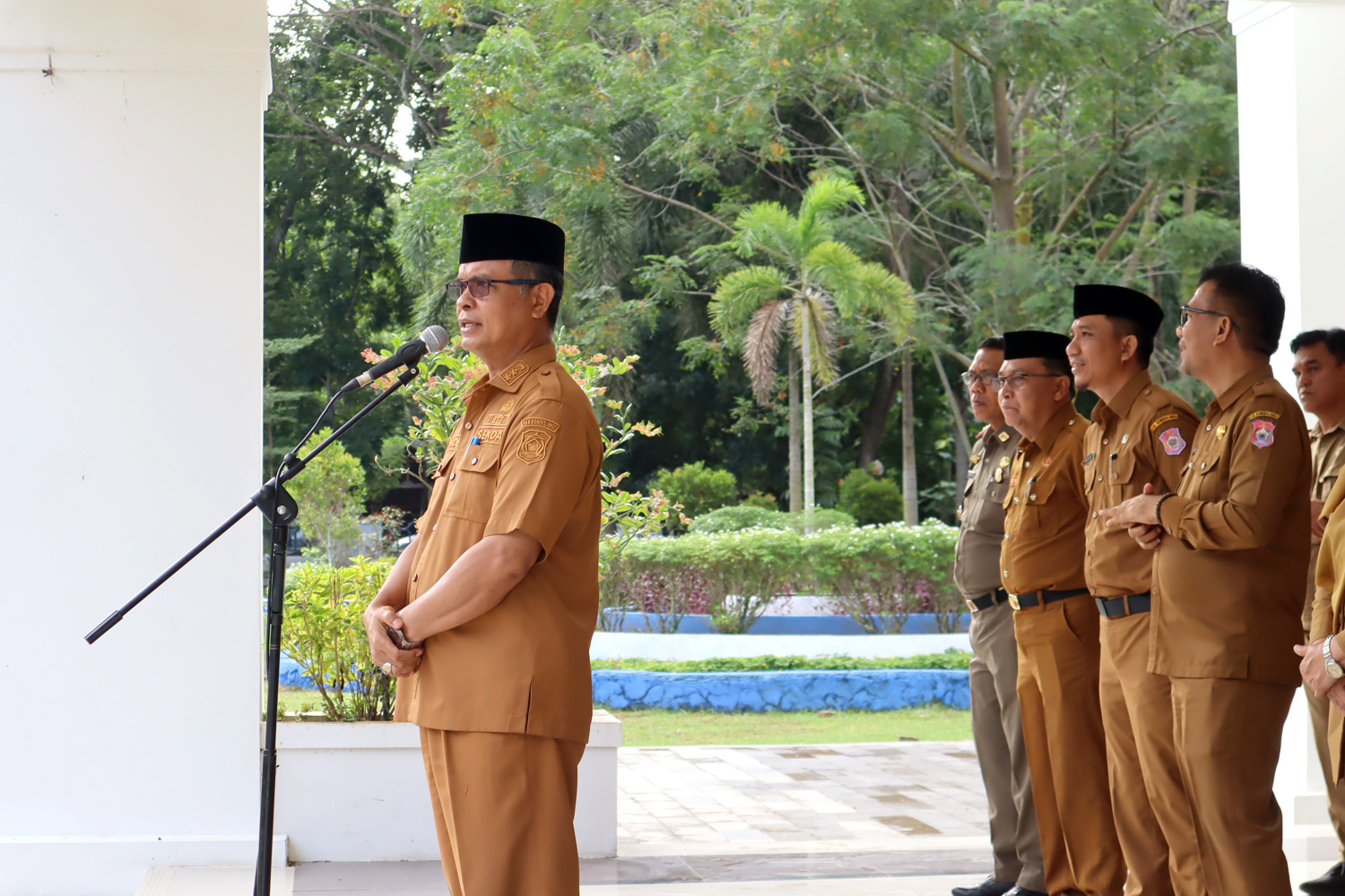 Sekretaris Daerah Bone Bolango, Ishak Ntoma saat memberikan arahan/Hibata.id