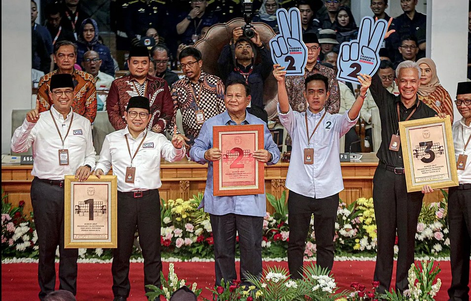 Pasangan capres-cawapres Pemilu 2024, Anies Baswedan-Muhaimin Iskandar, Prabowo Subianto-Gibran Rakabuming Raka, dan Ganjar Pranowo-Mahfud Md (kiri ke kanan) berpose usai pengundian nomor urut di halaman gedung Komisi Pemilihan Umum (KPU)