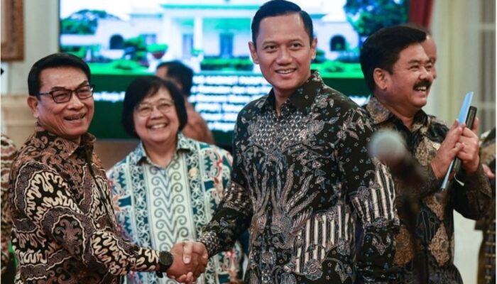 Momen Menarik saat Moeldoko dan AHY Salaman di Istana