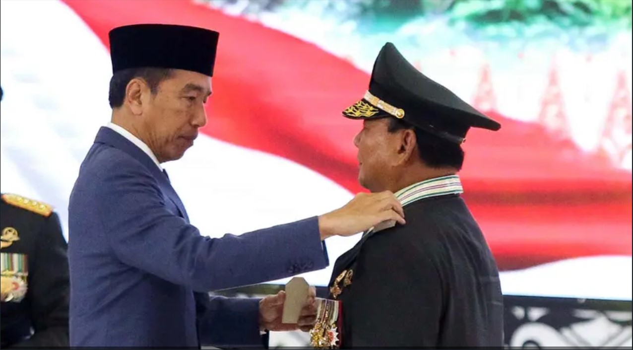 Presiden Joko Widodo menganugerahkan kenaikan pangkat secara Istimewa berupa Jenderal TNI Kehormatan kepada Menteri Pertahanan Prabowo Subianto/Liputan6.com/Hibata.id
