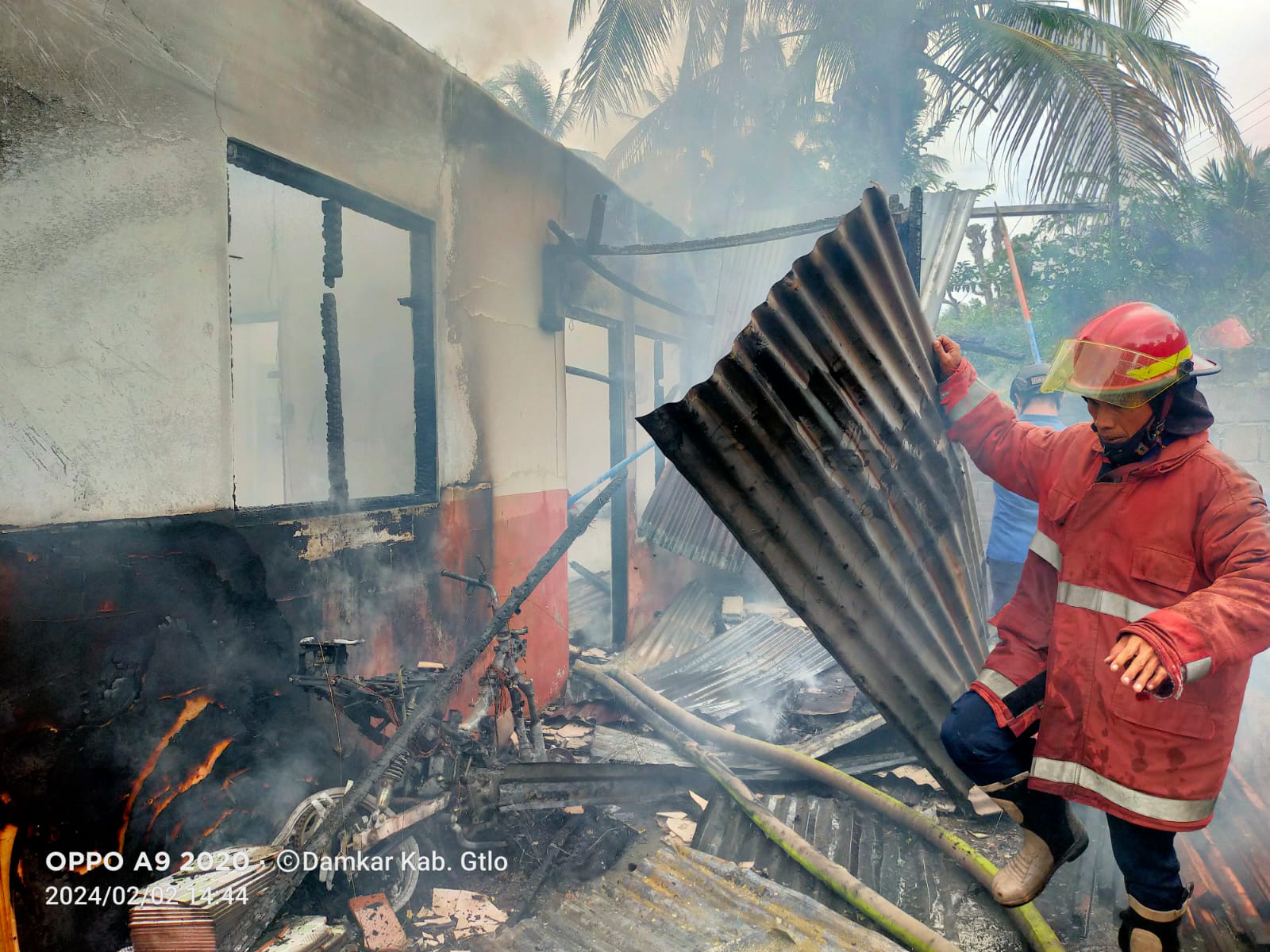 Satu unit Rumah di Desa Ulapato, Kecamatan, Telaga Biru, Kabupaten Gorontalo terbakar. (Foto: Damkar Kabupaten Gorontalo)