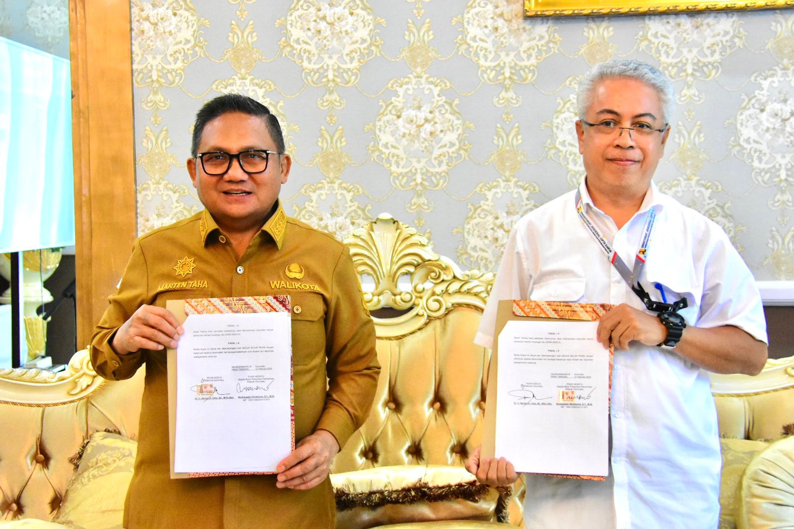 Penandatanganan dokumen serah terima oleh Wali Kota Gorontalo, Marten Taha dengan Kepala BPPW Gorontalo, Norman Wartabone. (Foto: Humas Pemkot Gorontalo)