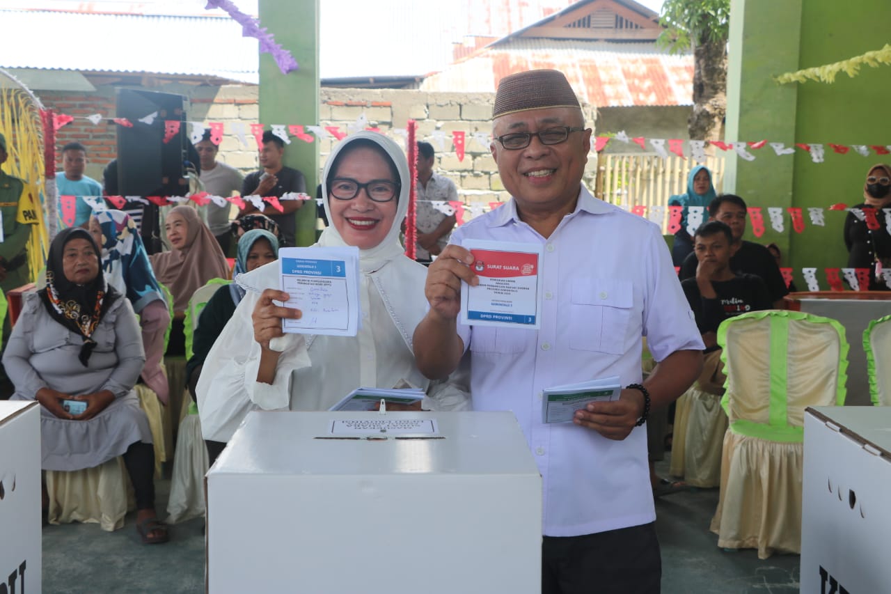 Wakil Ketua II DPRD Provinsi Gorontalo Sofyan Puhi, menyalurkan hak pilih pemilu tahun 2024. (Foto: Humas DPRD Provinsi Gorontalo)