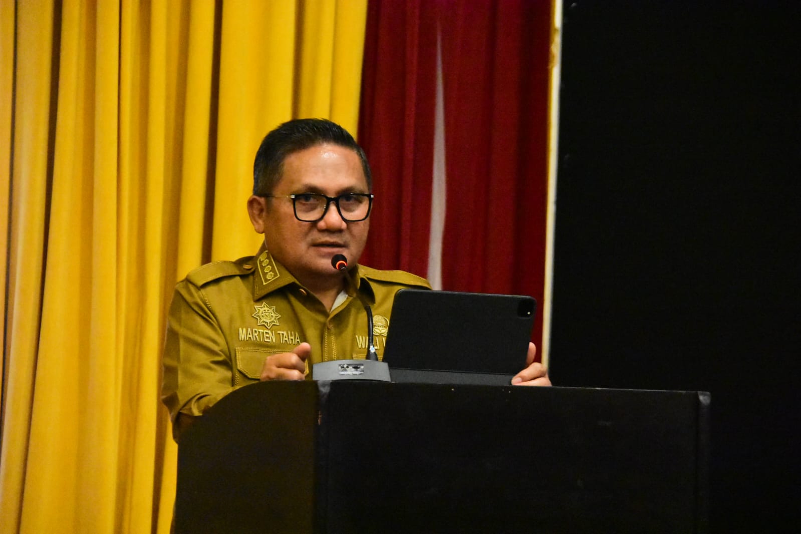 Wali Kota Gorontalo, Marten Taha saat menghadiri rapat koordinasi (Rakor) bersama BNN Kota Gorontalo. (Foto: Humas Pemkot Gorontalo)
