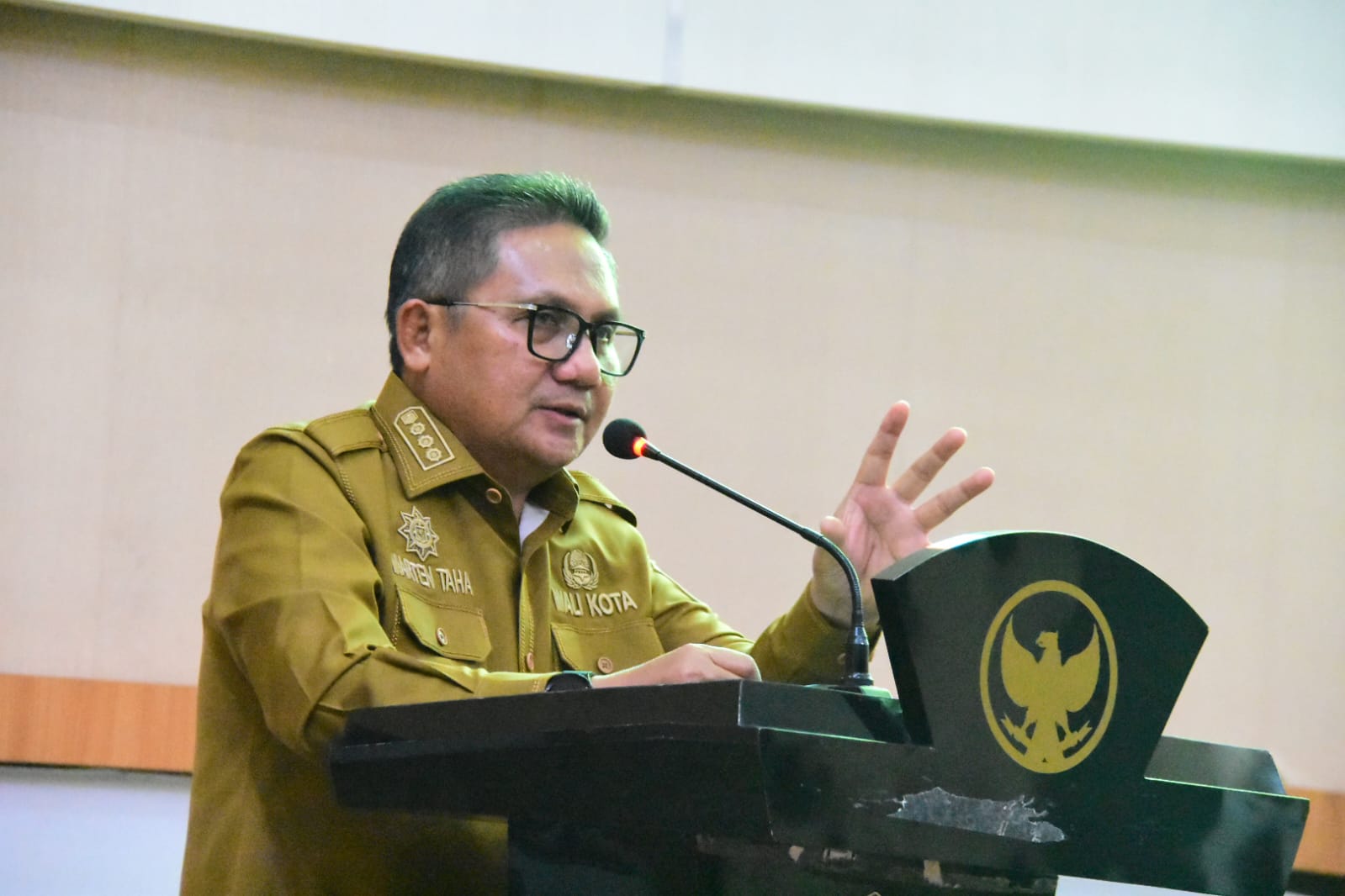 Wali Kota Gorontalo, Marten Taha saat memberikan sambutan di Musyawarah perencanaan pembangunan (Musrenbang) Kecamatan Hulonthalangi pada Senin (19/2/2024).
