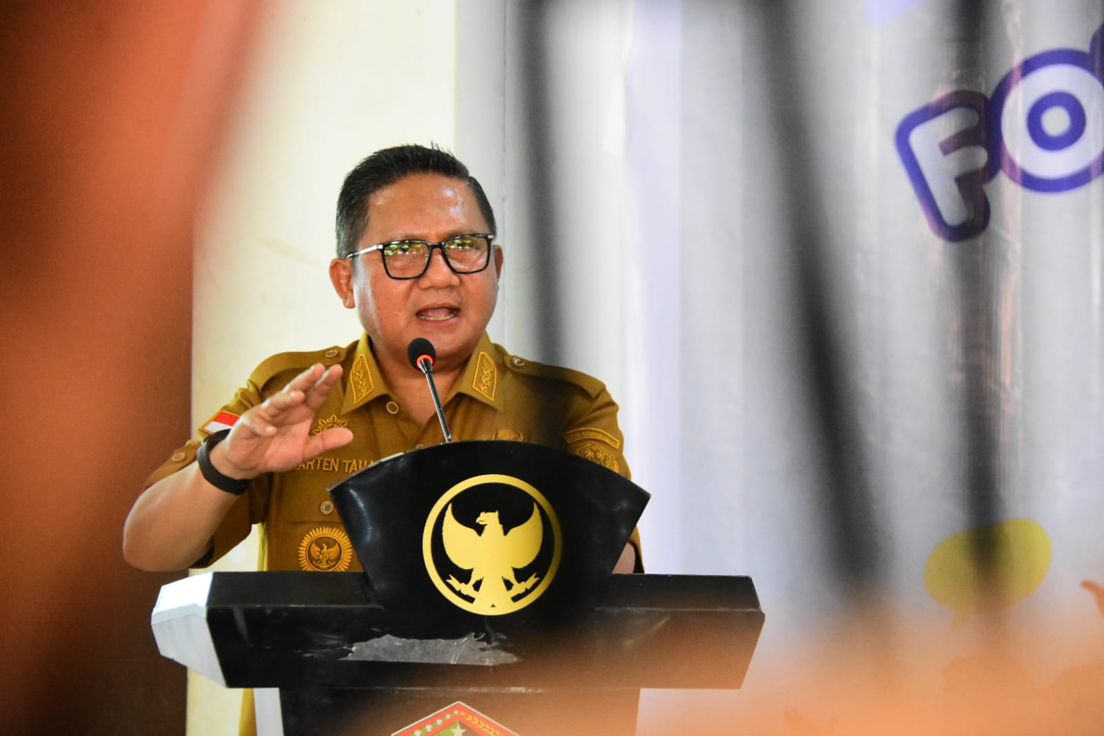 Wali Kota Gorontalo, Marten Taha saat memberikan sambutan di kegiatan forum konsultasi publik. (Foto: Humas Pemkot Gorontalo)