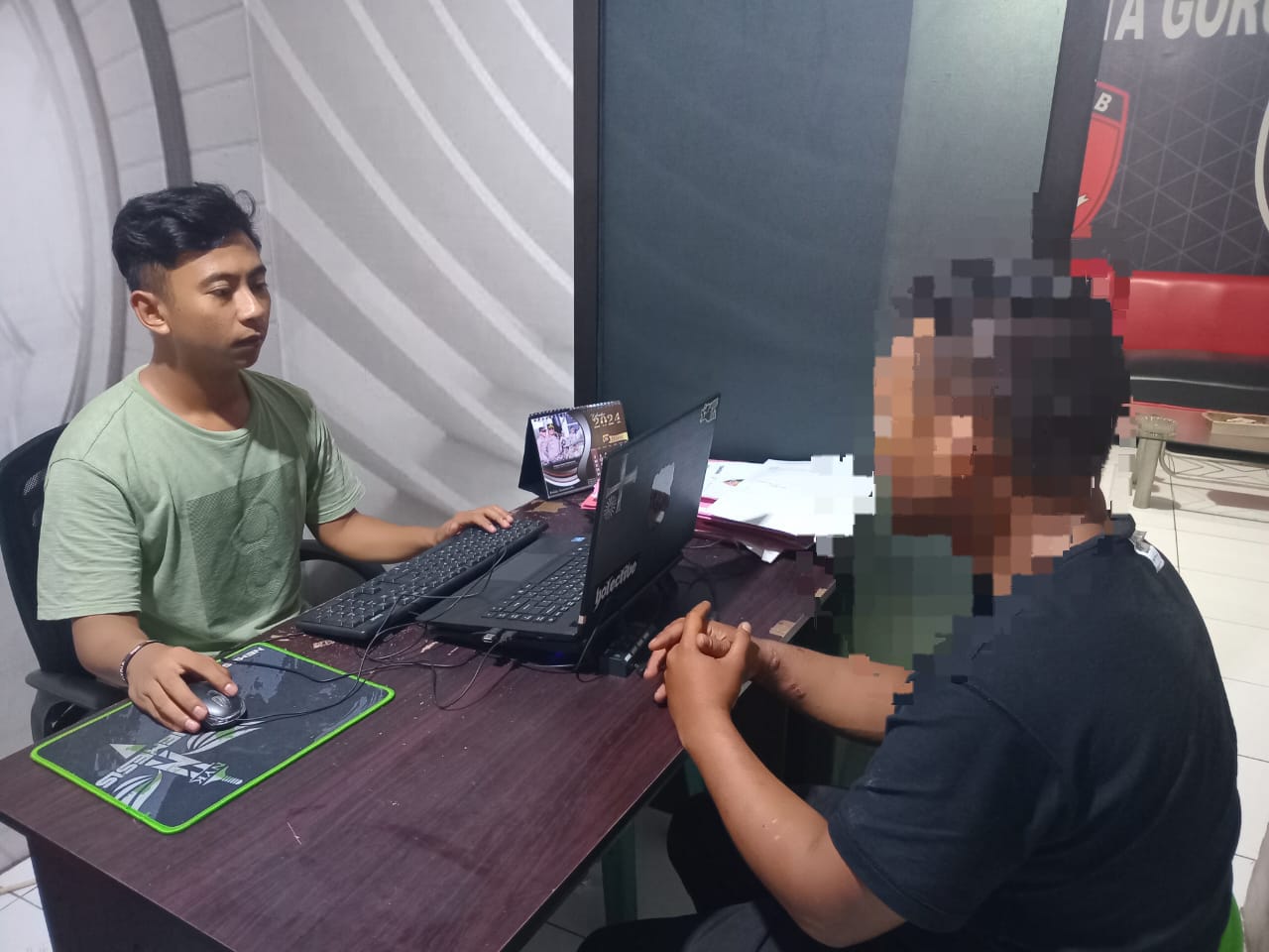 Terduga Pelaku Pencurian Iphone 11 Pro di Kelurahan Liluwo yang ditangkap Polisi. (Foto: Humas Polresta Gorontalo Kota)