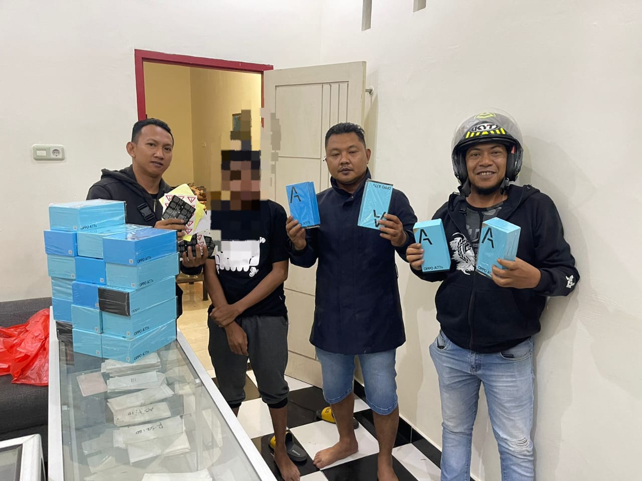 Polisi saat mengamankan pelaku penjual HP daur ulang di Gorontalo (Foto: Humas Polresta Gorontalo Kota)