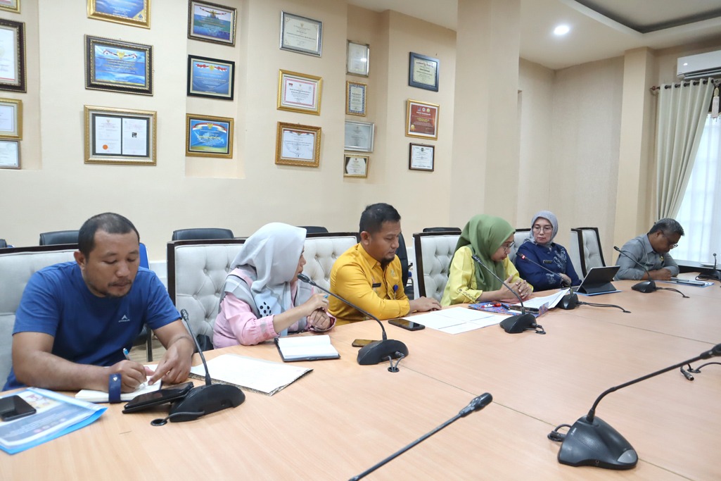 Kepala Dinas Perindustrian dan Perdagangan Bone Bolango, Mesalina Vivi Saputra mengkuti rapat bersama  Bupati Bone Bolango Merlan S. Uloli di pasaran, di ruang Rapat Bupati, Kamis (29/2/2024). (Foto: Humas Pemda Bone Bolango)