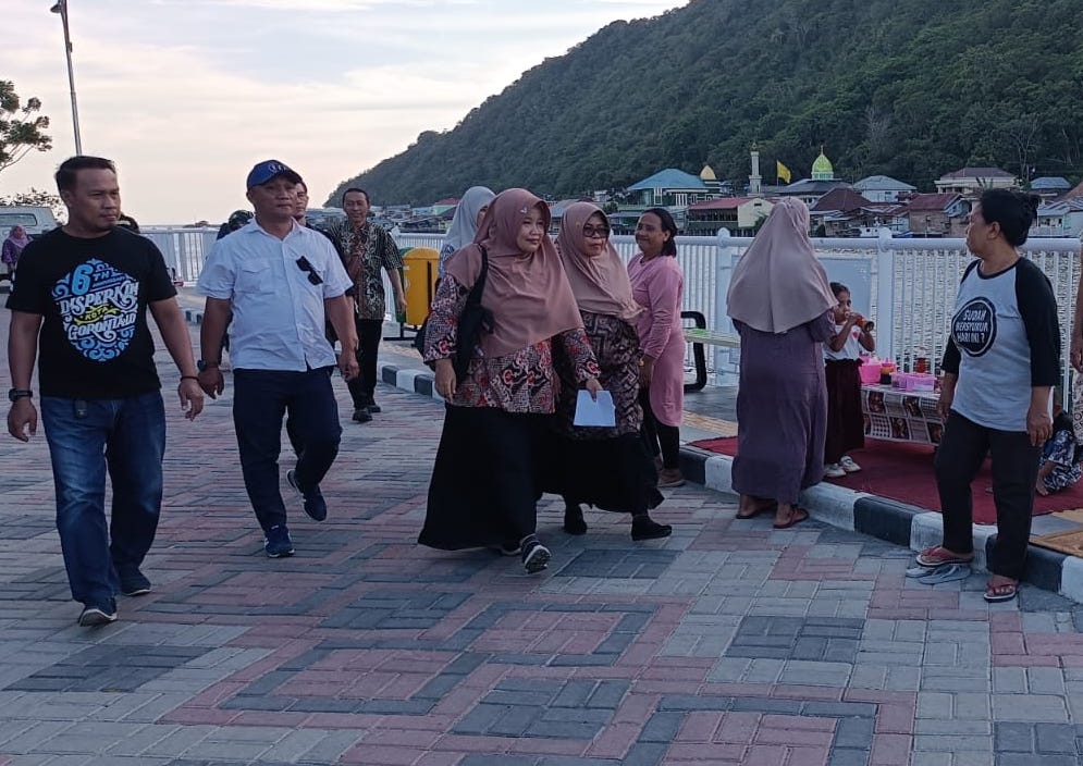 Wisatawan lokal yang sedang mengunjungi Santorini, Kawasan Kumuh yang Disulap jadi Destinasi Wisata Baru di Kota Gorontalo. (Foto: Humas Pemkot Gorontalo)