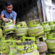 Pekerja menata tabung gas elpiji 3kg di Jakarta. (Foto: Bisnis.com/Hibata.id