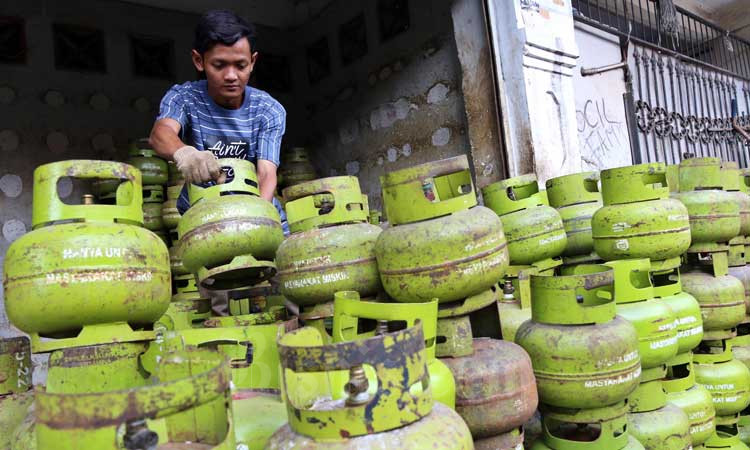 Pekerja menata tabung gas elpiji 3kg di Jakarta. (Foto: Bisnis.com/Hibata.id