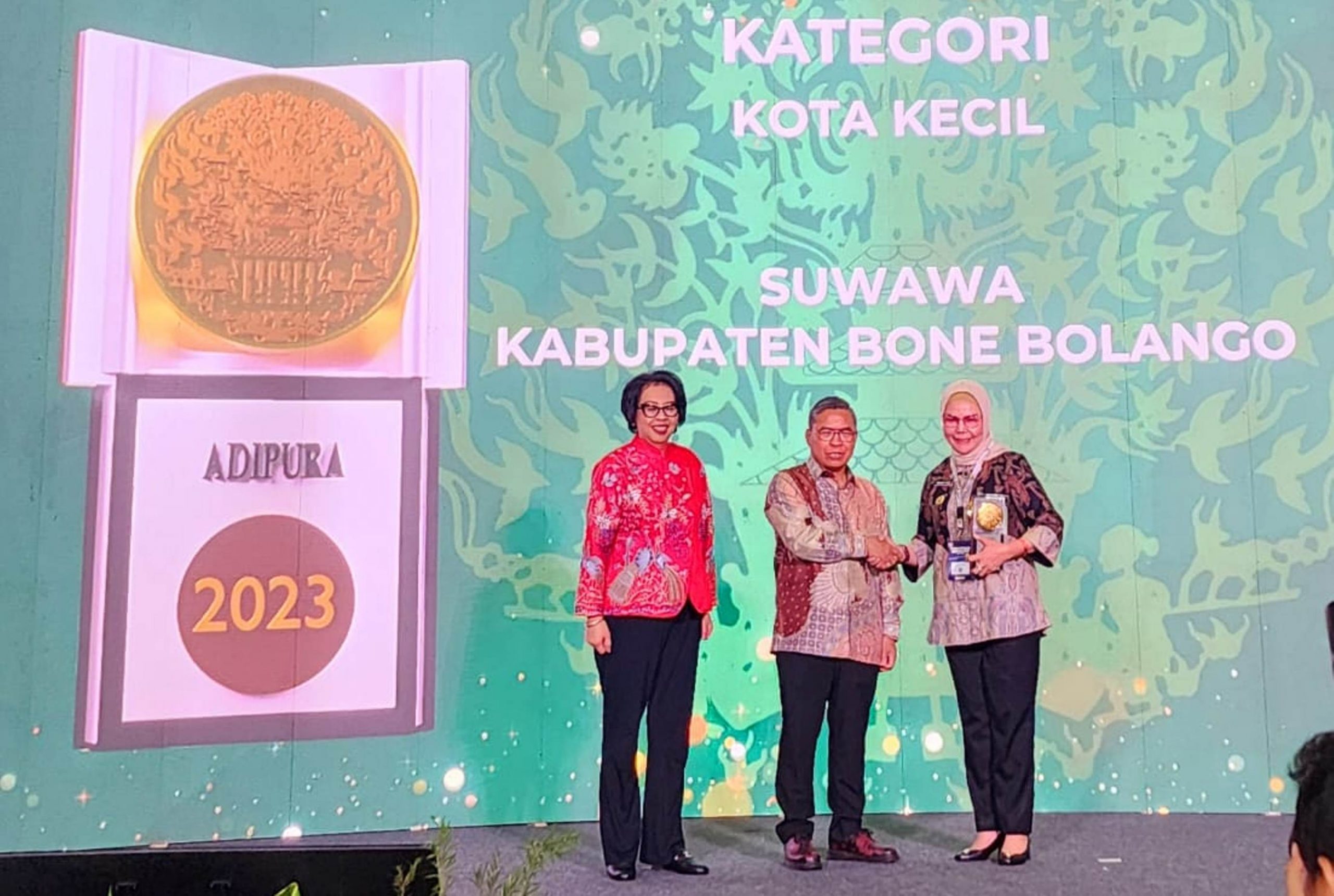 Bupati Merlan S. Uloli menerima penghargaan Piala Adipura tahun 2023 dari KLHK Republik Indonesia, di Gedung Manggala Wanabakti Kementerian LHK, Jakarta, Selasa (5/3/2024)./Hibata.id