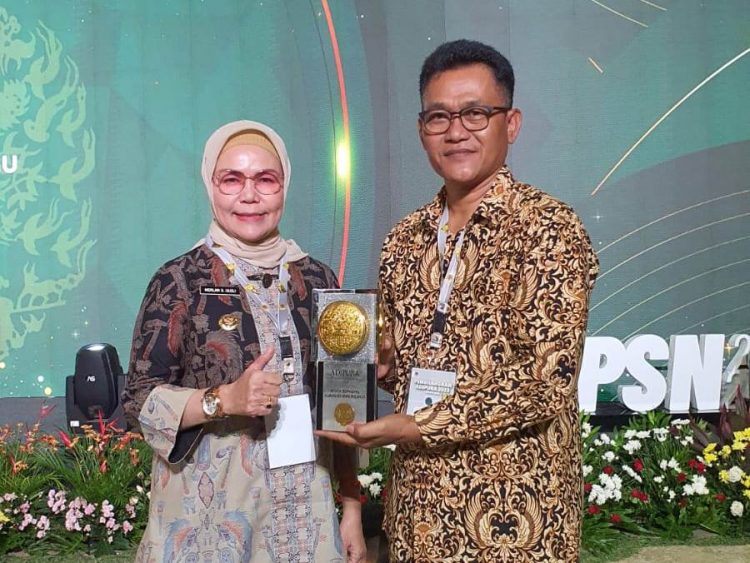 Kepala DLHPP Kabupaten Bone Bolango, Kusno saat mendampingi Bupati Merlan S. Uloli menerima penghargaan Piala Adipura tahun 2023/Hibata.id