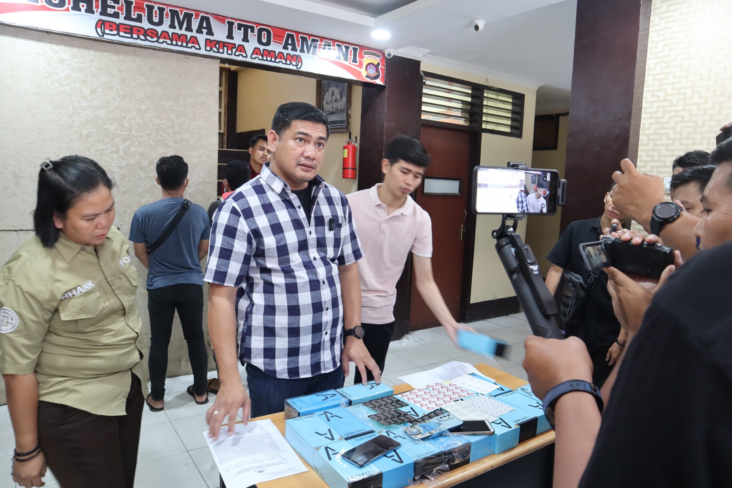 Melalui konferensi pers, Polresta Gorontalo Kota, mengungkap kasus jual beli handphone daur ulang/Hibata.id