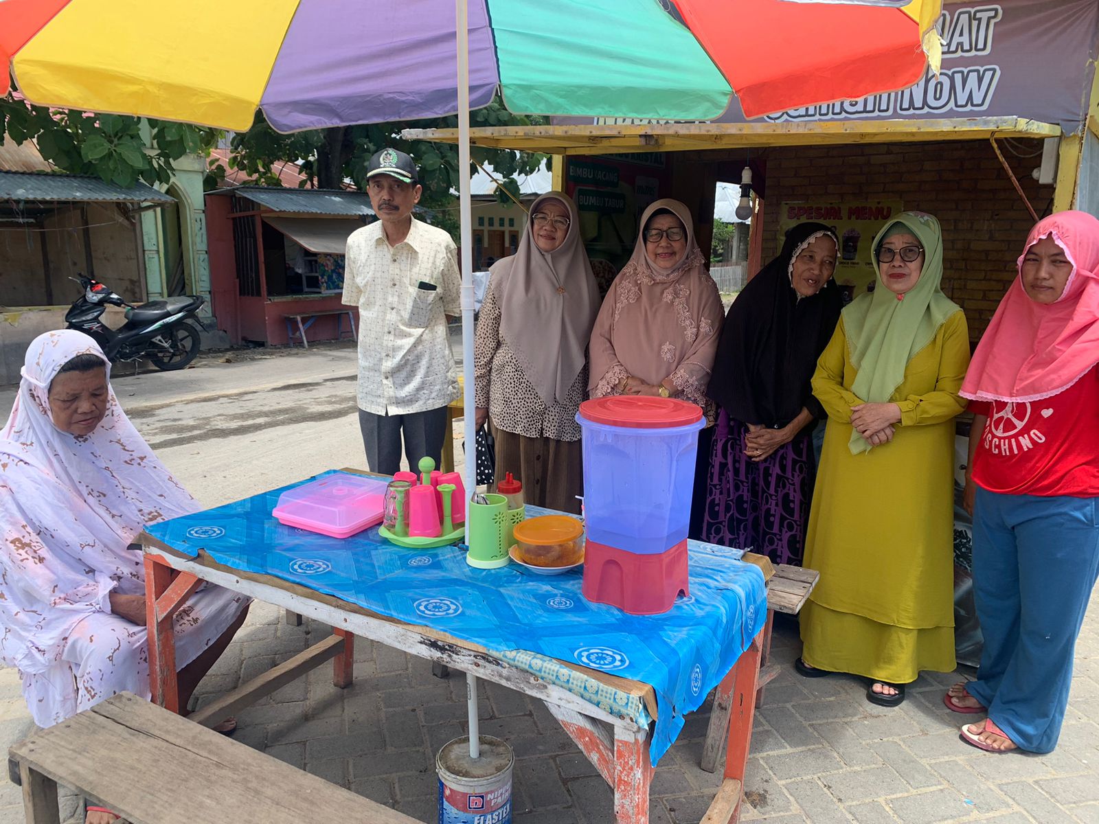 Anggota DPRD Provinsi Gorontalo Oktohari Dalanggo saat bersama warga penerima UEP di Desa Taluduyunu, Pohuwato/Hibata.id