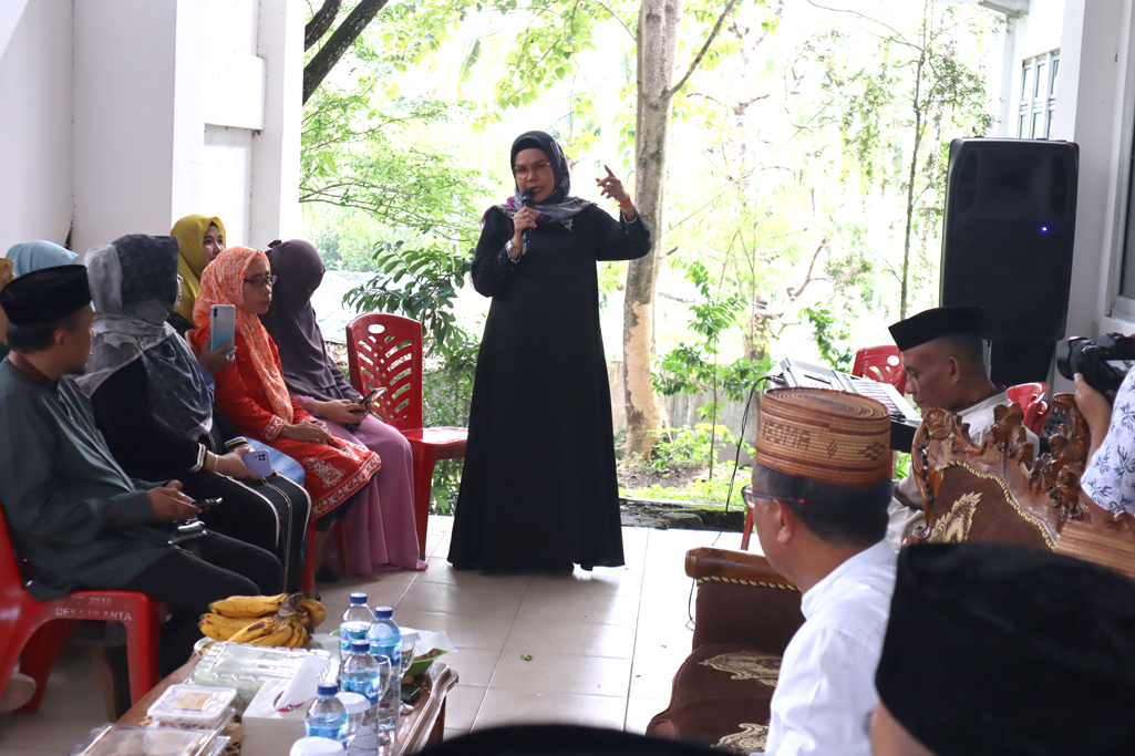 Bupati Merlan S. Uloli saat menghadiri sekaligus memberikan sambutan pada kegiatan Halal Bihalal Dinsos P3APPKB Kabupaten Bone Bolango/Hibata.id