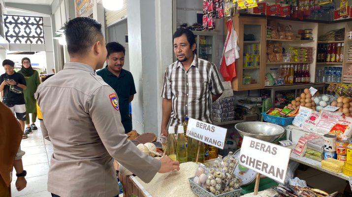 Anggota Polsek Kota Selatan Polresta Gorontalo Kota melakukan Monitoring terhadap ketersediaan stok sembako dan harga Beras di Pasar Sentral/Hibata.id