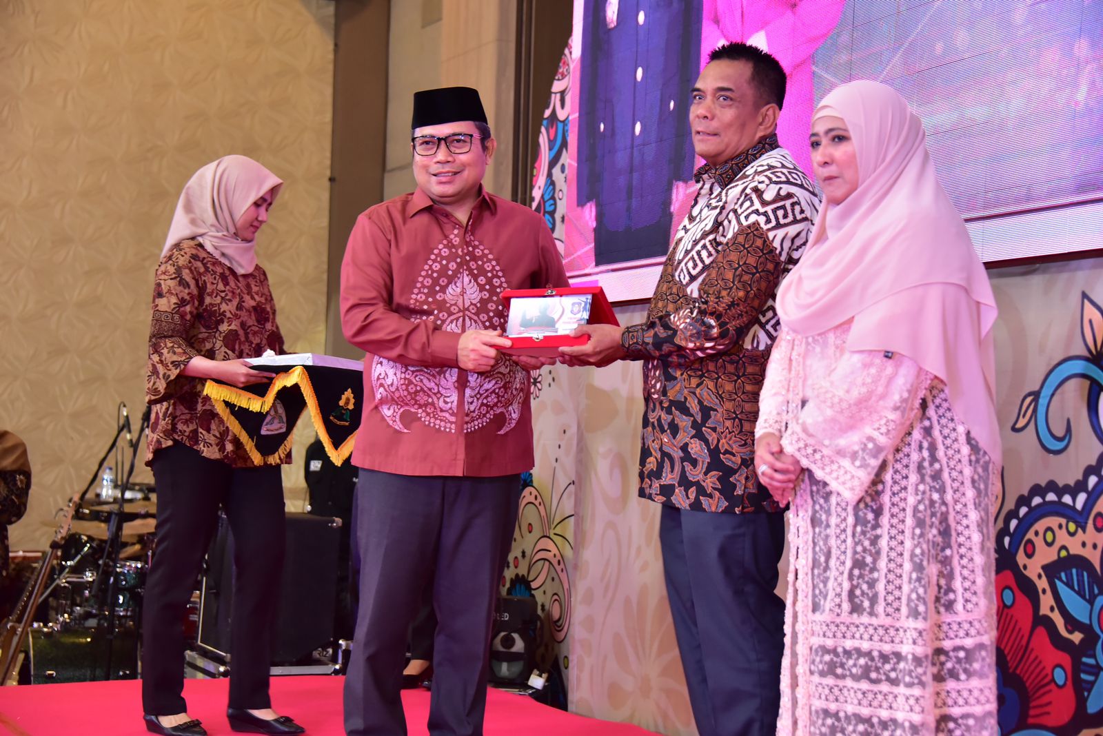 Piagam cindera mata dari Penjagub Gorontalo Ismail Pakaya kepada Kapolda yang lama Irjen Pol Angesta Romano Yoyol yang baru saja purna tugas, pada malam sambut Kapolda Gorontalo,Senin (4/3/2024). Foto – Fadil/Hibata.id