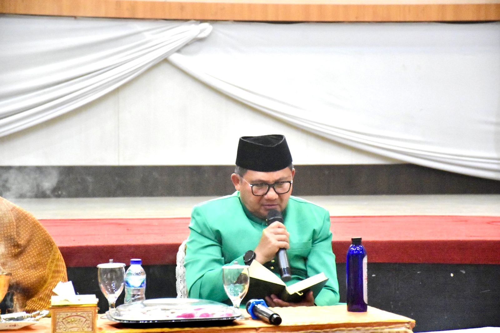 Wali Kota Gorontalo, Marten Taha saat mengikuti Tadarus Al-Qur'an. (Foto: Humas Pemkot Gorontalo)