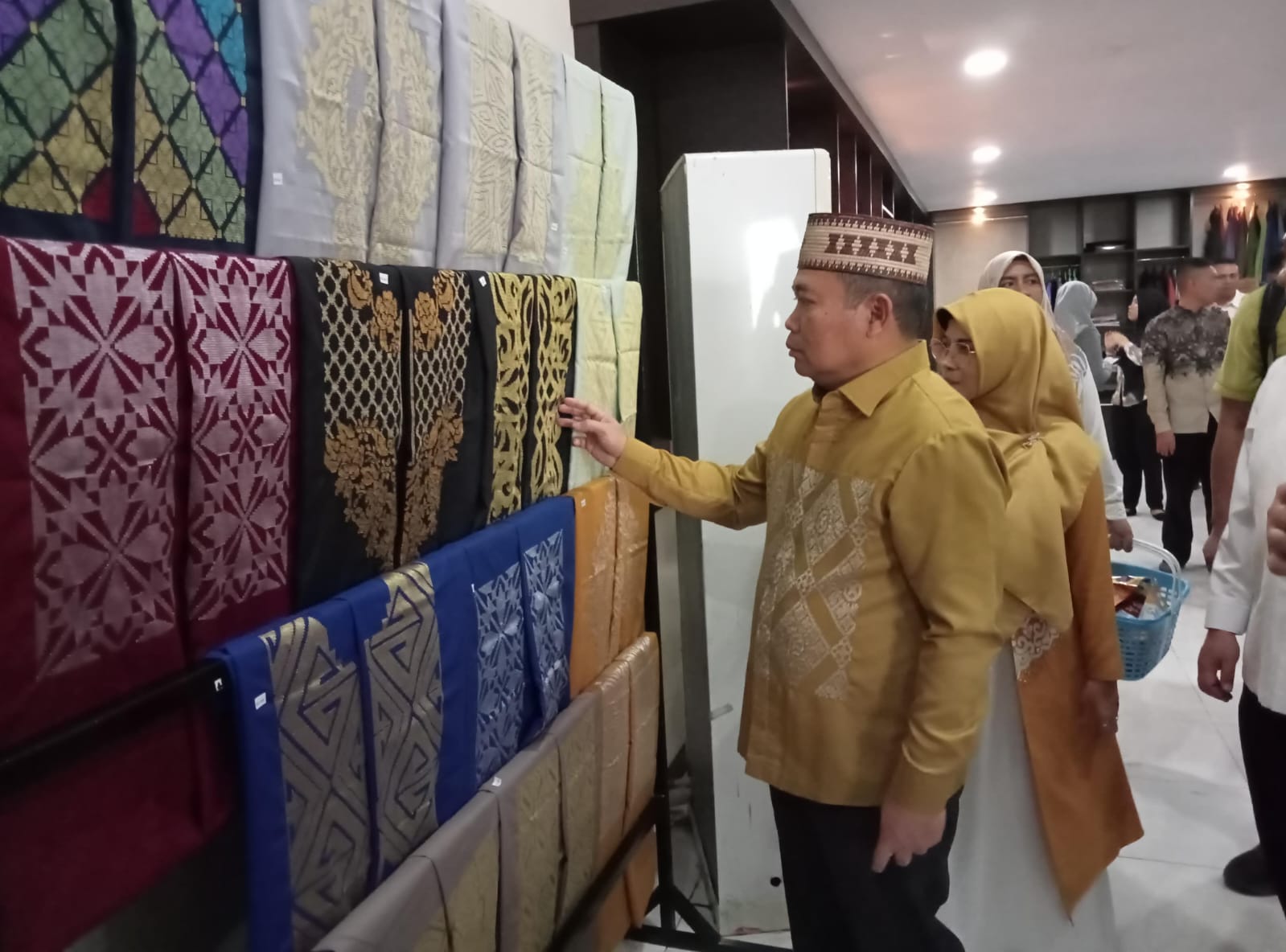 Penjagub Gorontalo Ismail Pakaya didampingi istri Fima Agustina saat meninjau pembukaan bazar ramadan yang diselenggarakan di Galeri UMKM Bank Indonesia perwakilan Gorontalo/Foto:Diskominfotik/Hibata.id