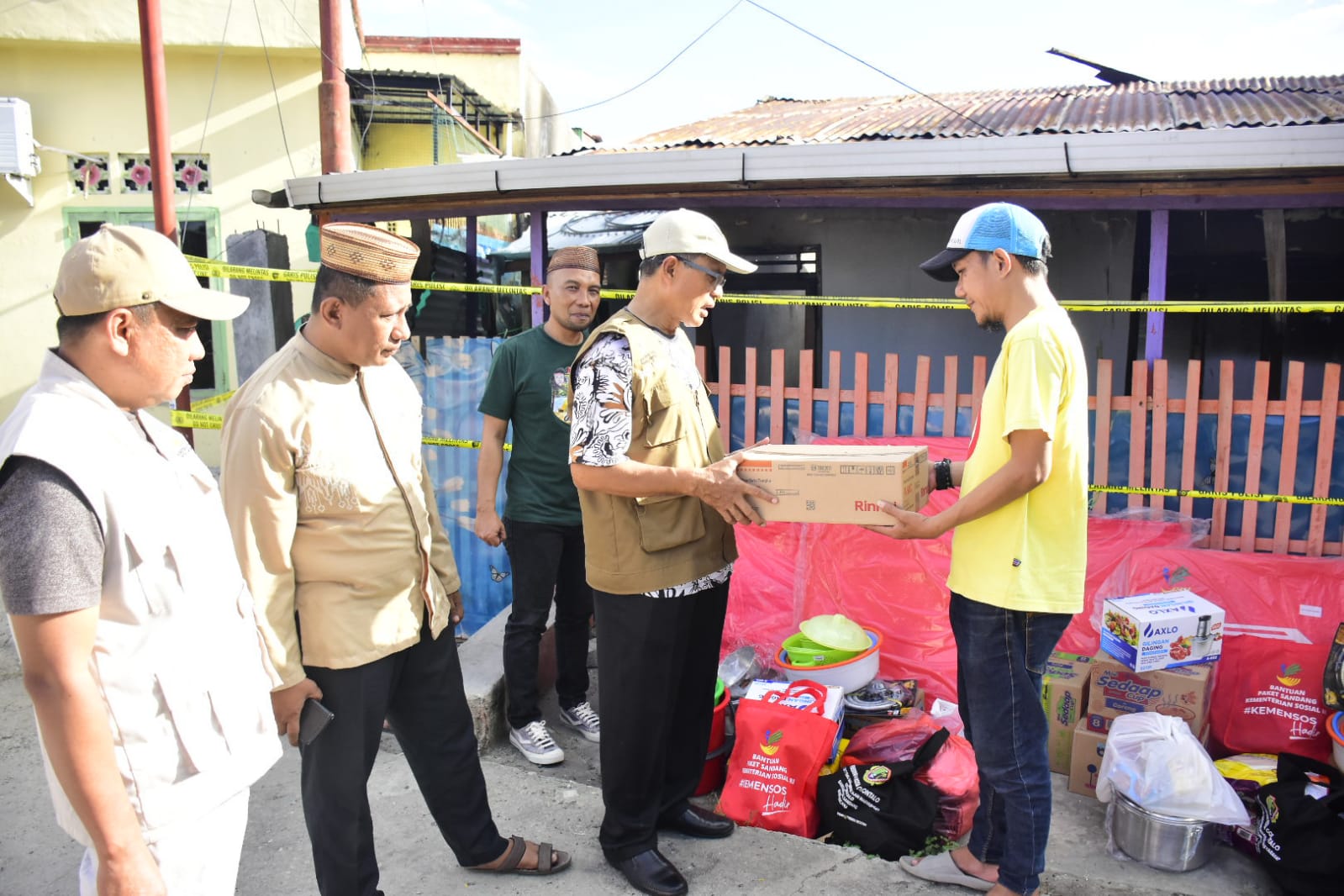 Sekretaris Daerah (Sekda) Kota Gorontalo, Ismail Madjid menyerahkan bantuan kebutuhan mendesak kepada korban kebakaran. (Foto: Humas Pemkot Gorontalo)