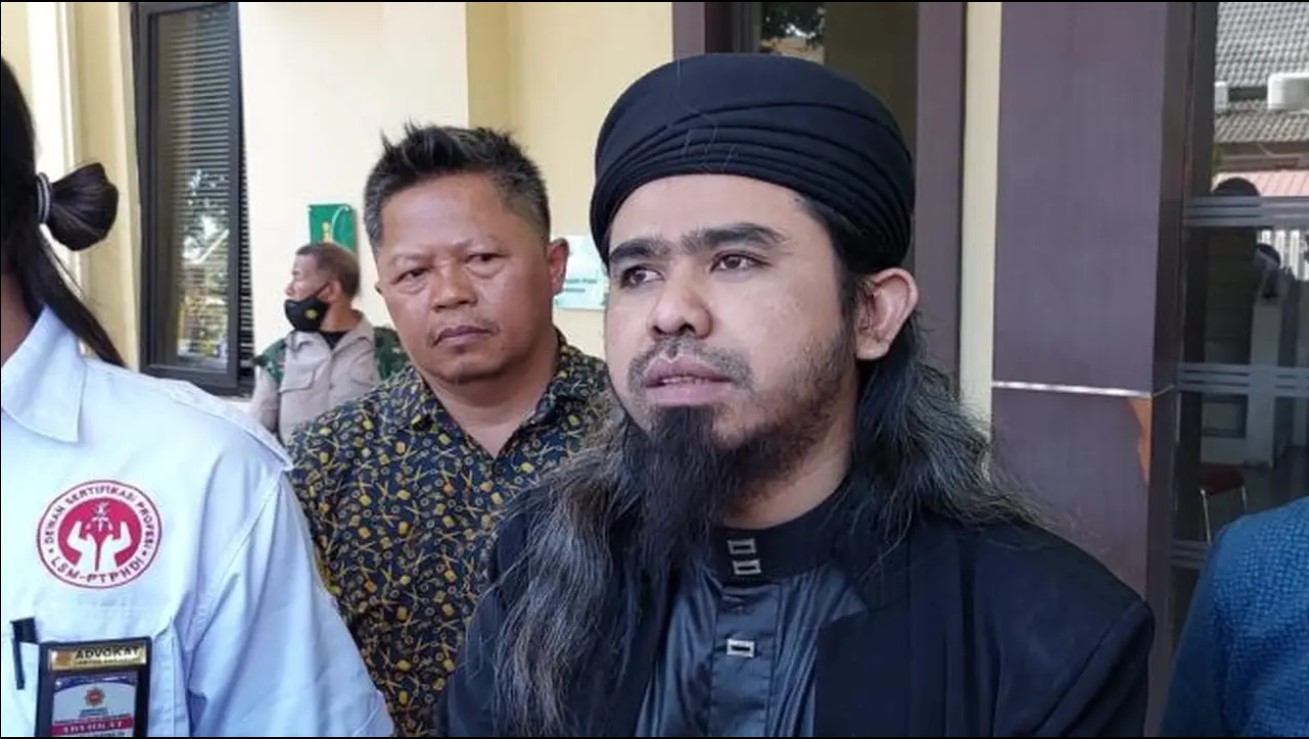 Syamsudin alias Gus Samsudin melaporkan Pesulap Merah ke Polda Jatim. (Foto: Liputan6.com/Humas Polda Jatim/Hibata.id)