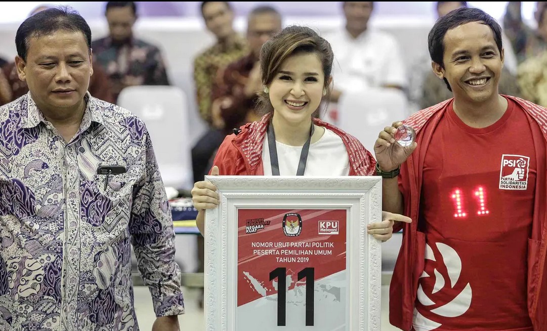 Ketua Umum Partai Solidaritas Indonesia (PSI) Grace Natalie (tengah) mendapatkan nomor 11 sebagai peserta pemilu 2019 saat pengundian nomor urut parpol di kantor KPU, Jakarta, Minggu (19/2). (Liputan6.com/Hibata.id