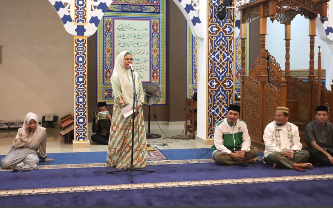 Bupati Merlan S. Uloli memberikan sambutan pada kegiatan Festival Ramadan 2024, di Masjid Agung Baitul Haq Islamic Center, Jumat (22/3/2024). (F.Tim IKP/AKP)