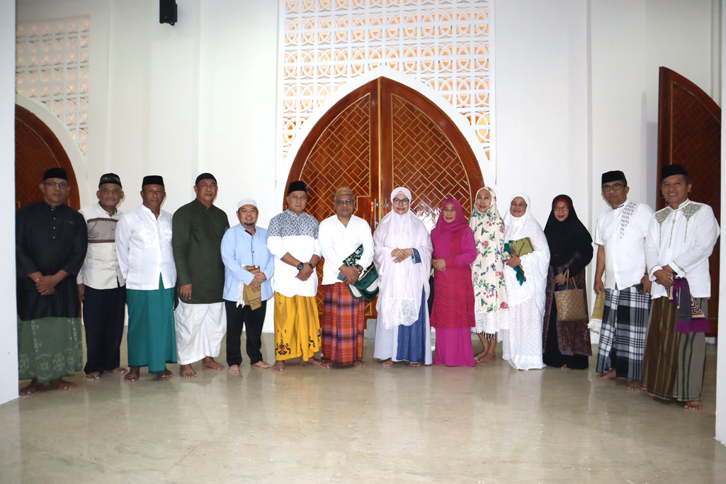 Bupati Merlan S. Uloli memberikan sambutan di hadapan jamaah Masjid Agung Baitul Haq Islamic Center Bone Bolango pada pelaksanaan salat tarawih perdana Pemerintah Kabupaten Bone Bolango di masjid tersebut/Hibata.id