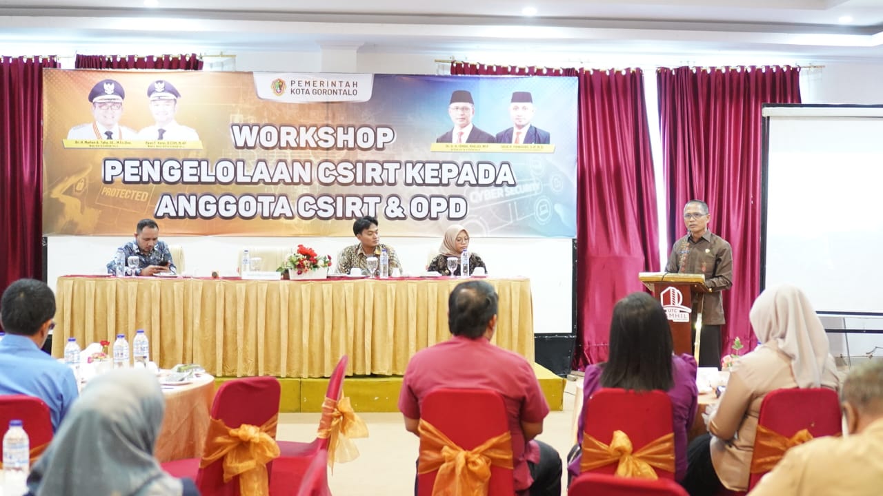 Sekretaris Daerah (Sekda) Kota Gorontalo, Ismail Madjid saat memberikan sambutan di workshop pengelolaan Computer Security Incident Response Team (CSIRT) pada Kamis(29/2/2024). (Foto: Humas Pemkot Gorontalo)